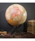 Globe terrestre rose sur support croisé en bois
