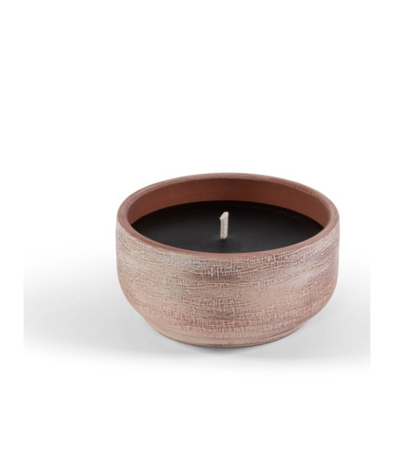 Bougie extérieure dans un pot en terre cuite