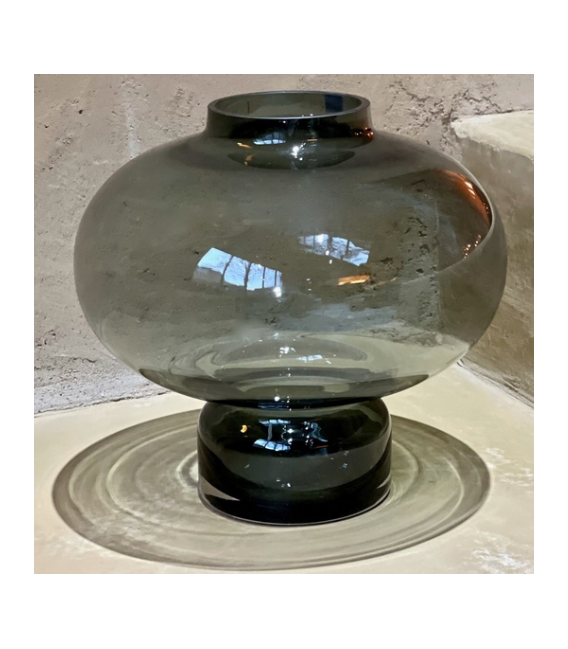 Vase boule en verre fumée sur pied