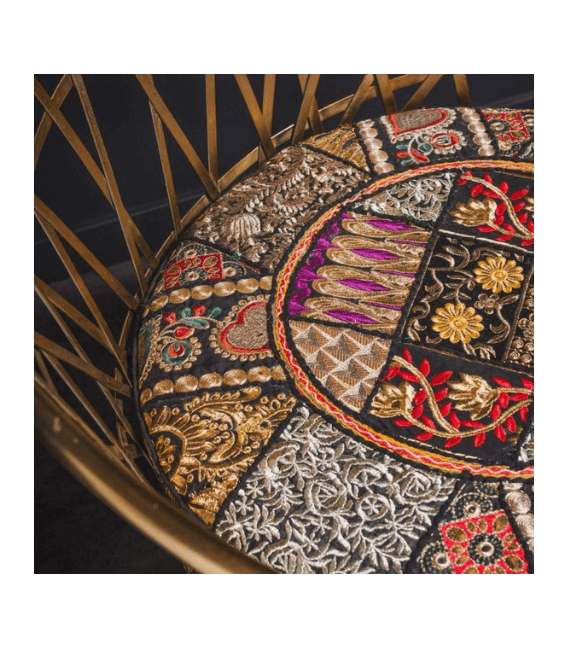 Fauteuil indien – Siège en laiton et textiles de cérémonie recyclés